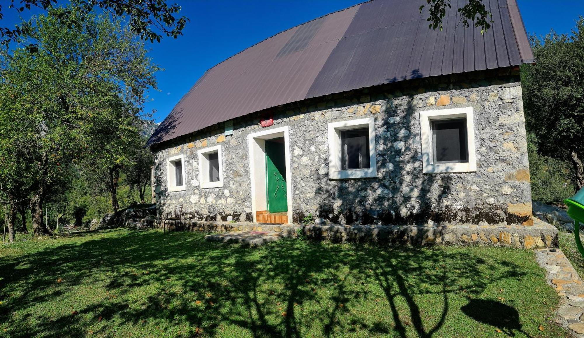 Guest House Emanueli Tropoje Exterior photo