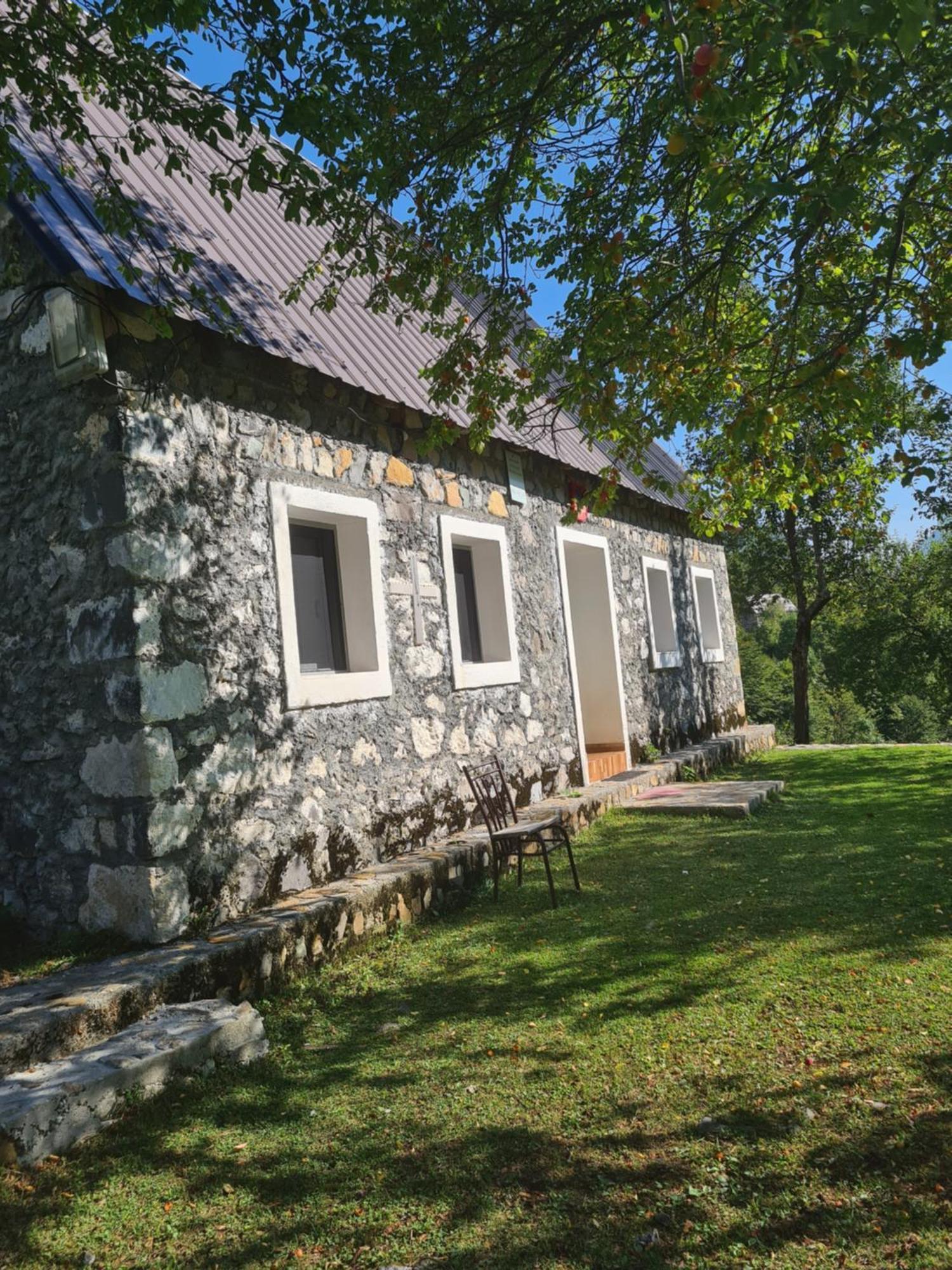 Guest House Emanueli Tropoje Exterior photo